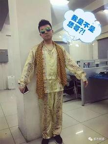 卖衣服的姑娘吃瓜视频,街头时尚瞬间捕捉