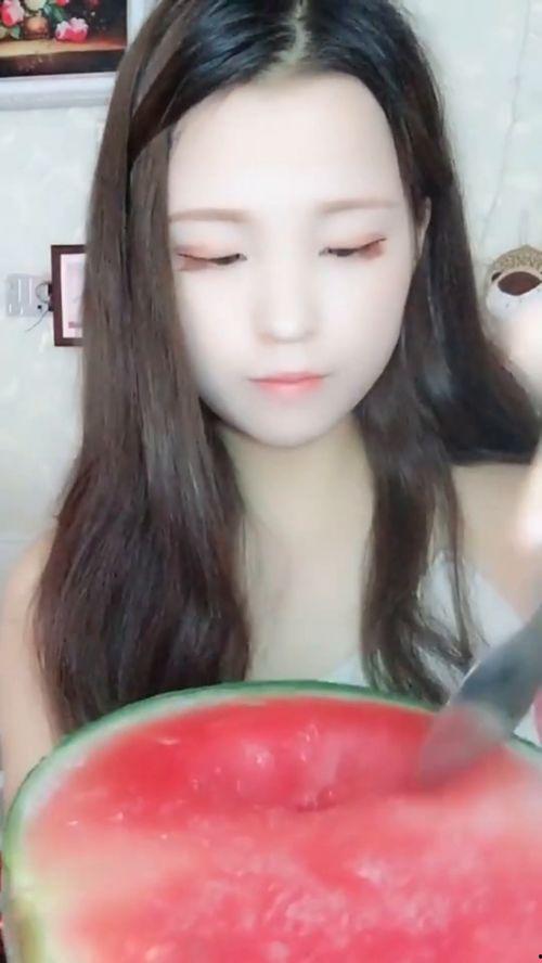 小姐姐吃大瓜视频大全,视频大全带你领略趣味生活